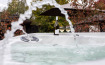 Jacuzzi exterior con chorros, botella de vino y dos copas en Woodz Lodges, parque vacacional en Bélgica.