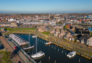 Luchtfoto van Marina Lemmer, een vakantiepark en jachthaven met boten en huisjes in Friesland, Nederland.