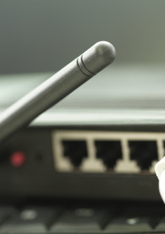 Primer plano de un router inalámbrico con cable Ethernet conectado en un parque vacacional de glamping.