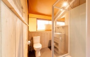 Salle de bain dans la tente safari « Country » au Papillon Country Resort, Pays-Bas, avec douche.