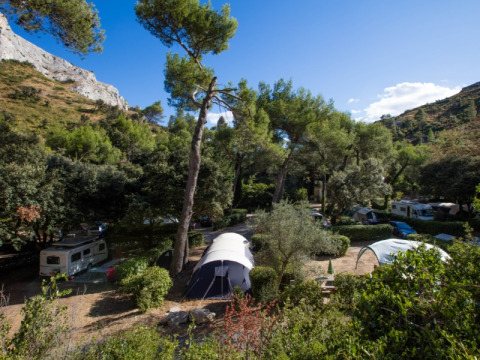 Campsite La Vallée Heureuse in Provence-Alpes-Côte d’Azur, France with tents, caravans and scenic mountain landscape.