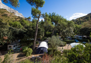 Campsite La Vallée Heureuse in Provence-Alpes-Côte d’Azur, France with tents, caravans and scenic mountain landscape.