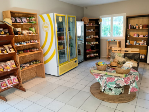 Negozio al campeggio La Vallée Heureuse in Provenza-Alpi-Costa Azzurra con prodotti locali e snack.