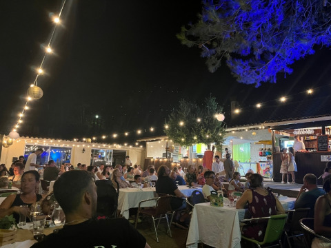 Outdoor evening dining scene at Campsite La Vallée Heureuse, Provence-Alpes-Côte d’Azur, France, with lights.