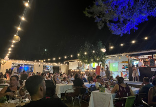 Scena di cena all’aperto di sera al campeggio La Vallée Heureuse in Provenza-Alpi-Costa Azzurra, Francia.