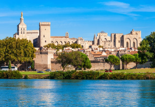 Vista delle mura antiche e degli edifici storici di Orgon, Provenza-Alpi-Costa Azzurra, Francia, lungo il fiume.