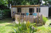 Zen Mobile Home bij Ushuaïa Villages Le Parc de la Grève in Frankrijk, met tuin, terras en tuinmeubelen.
