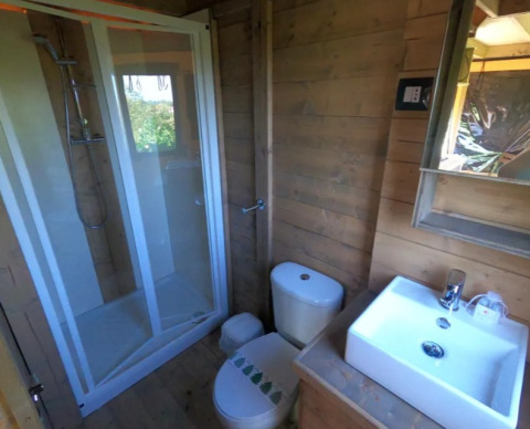 Bathroom inside the 'Air Dreamer' safari tent at Vacanze Glamping Boutique, Italy, featuring a shower.