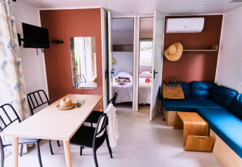 Modernes Mobile Home Premium am Campingplatz La Vallée Heureuse in Frankreich, helles und gemütliches Interieur.