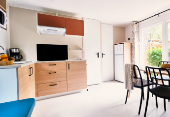 Lichte, moderne keuken en leefruimte in Mobile Home Premium op Camping La Vallée Heureuse, Frankrijk.