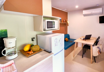 Keuken en eethoek in een Premium stacaravan op Camping La Vallée Heureuse, Frankrijk.