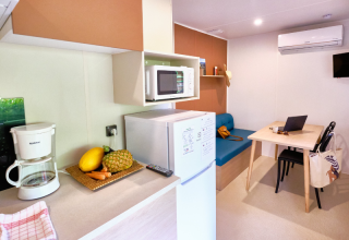 Cocina y área de comedor de una casa móvil Premium en el camping La Vallée Heureuse, Francia.