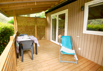 Houten terras met tafel, stoelen en ligzetel bij Mobile Home Premium, Camping La Vallée Heureuse, Frankrijk