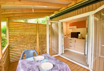 Mobile Home Premium op Camping La Vallée Heureuse in Frankrijk met uitnodigend terras en keukenhoek.