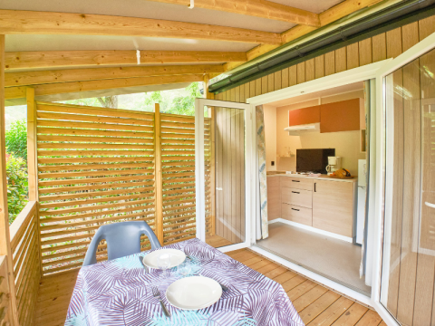 Mobilhome Premium på Campingplads La Vallée Heureuse i Frankrig med hyggelig terrasse og køkken.