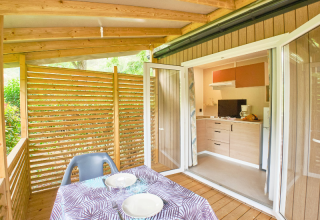 Casa mobile Premium al campeggio La Vallée Heureuse in Francia con terrazza accogliente e cucina moderna.