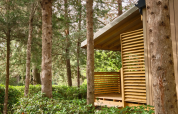 Casa mobile Premium al campeggio La Vallée Heureuse in Francia, immersa tra alberi e vegetazione.