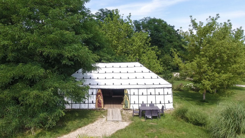 Tenda safari «Caïdale» al Domaine EcÔtelia in Francia, circondata da alberi e natura rigogliosa.