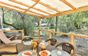 Frühstück auf der Terrasse des Zen Mobile Home bei Ushuaïa Villages Le Parc de la Grève, Frankreich.