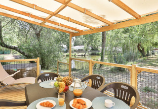Colazione in terrazza al Zen Mobile Home di Ushuaïa Villages Le Parc de la Grève immersi nel verde.