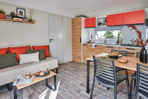 Soggiorno e cucina moderni nella Zen Mobile home a Ushuaïa Villages Le Parc de la Grève in Francia.