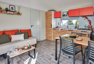 Soggiorno e cucina moderni nella Zen Mobile home a Ushuaïa Villages Le Parc de la Grève in Francia.