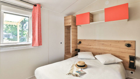 Camera da letto nello Zen Mobile Home presso Ushuaïa Villages Le Parc de la Grève, Francia, con letto matrimoniale.
