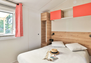 Camera da letto nello Zen Mobile Home presso Ushuaïa Villages Le Parc de la Grève, Francia, con letto matrimoniale.