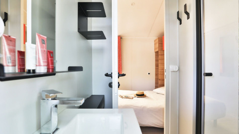 Vista dal bagno verso la camera da letto del Zen Mobile home a Ushuaïa Villages Le Parc de la Grève, Francia.