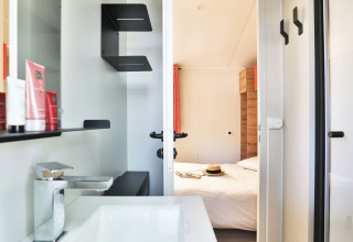 Vista dal bagno verso la camera da letto del Zen Mobile home a Ushuaïa Villages Le Parc de la Grève, Francia.