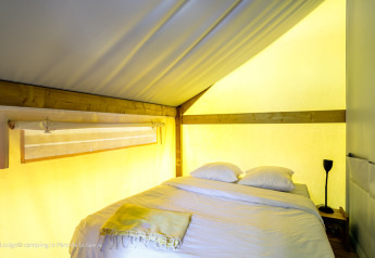 Chambre chaleureuse avec lit double dans la tente Ecolodge à Ushuaïa Villages Le Parc de la Grève, France.