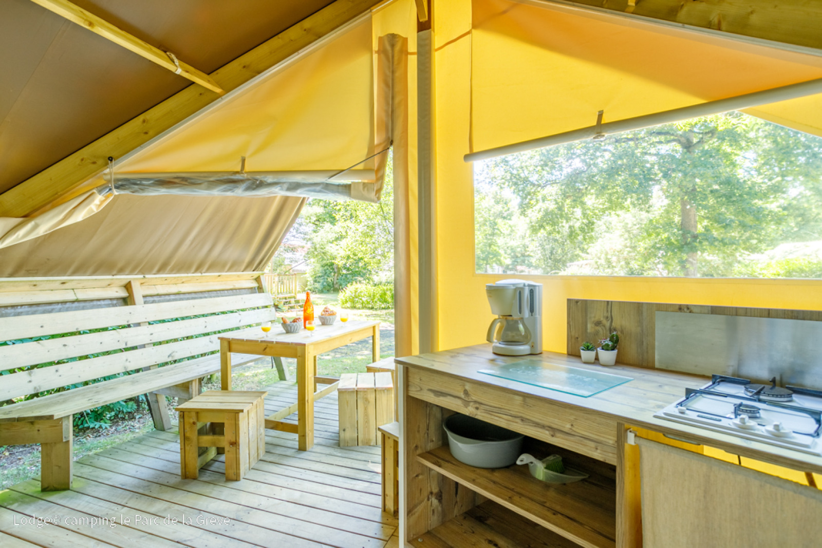 Licht en knus interieur van een Ecolodge Tent bij Ushuaïa Villages Le Parc de la Grève in Frankrijk.