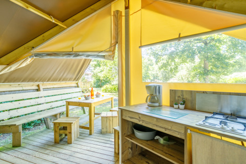 Intérieur lumineux et chaleureux de la tente safari Ecolodge à Ushuaïa Villages Le Parc de la Grève en France.