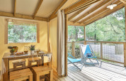 Tenda safari 'Sahari Ecotent Mindervaliden' a Ushuaïa Villages Le Parc de la Grève in Francia con veranda in legno.