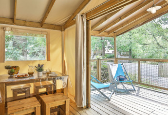 Tienda safari 'Sahari Ecotent Mindervaliden' en Ushuaïa Villages Le Parc de la Grève en Francia con terraza de madera.