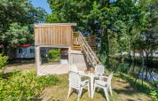 Campétoile safari-telt ved Ushuaïa Villages Le Parc de la Grève i Frankrig med borde og stole udendørs.