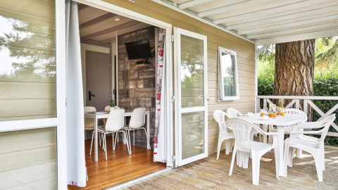 Binnen- en buiteneethoek van het Relax Chalet met twee slaapkamers, moderne meubels en houten terras.