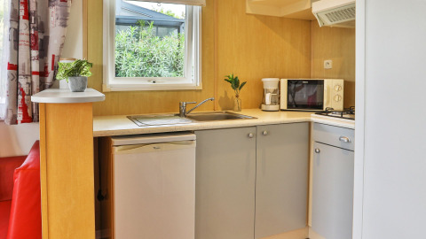 Moderne kitchenette met wasbak, koelkast, magnetron en koffiezetapparaat in Relax Chalet bij Ushuaïa Villages Le Parc de la Grève.