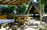 Tenda safari Backpackers presso Ushuaïa Villages Le Parc de la Grève con terrazza e tavolo esterno.