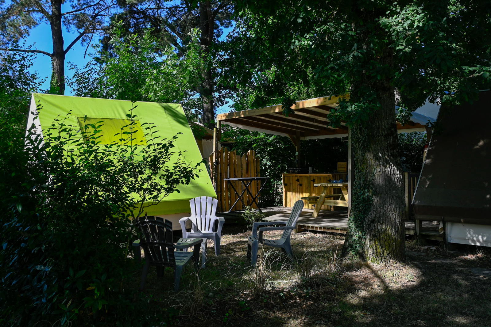 Safari Backpackers tent en buitenzitje bij Ushuaïa Villages Le Parc de la Grève in Frankrijk.