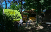 Tienda tipo safari y zona de descanso exterior en Ushuaïa Villages Le Parc de la Grève, Francia.