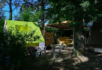 Tienda tipo safari y zona de descanso exterior en Ushuaïa Villages Le Parc de la Grève, Francia.