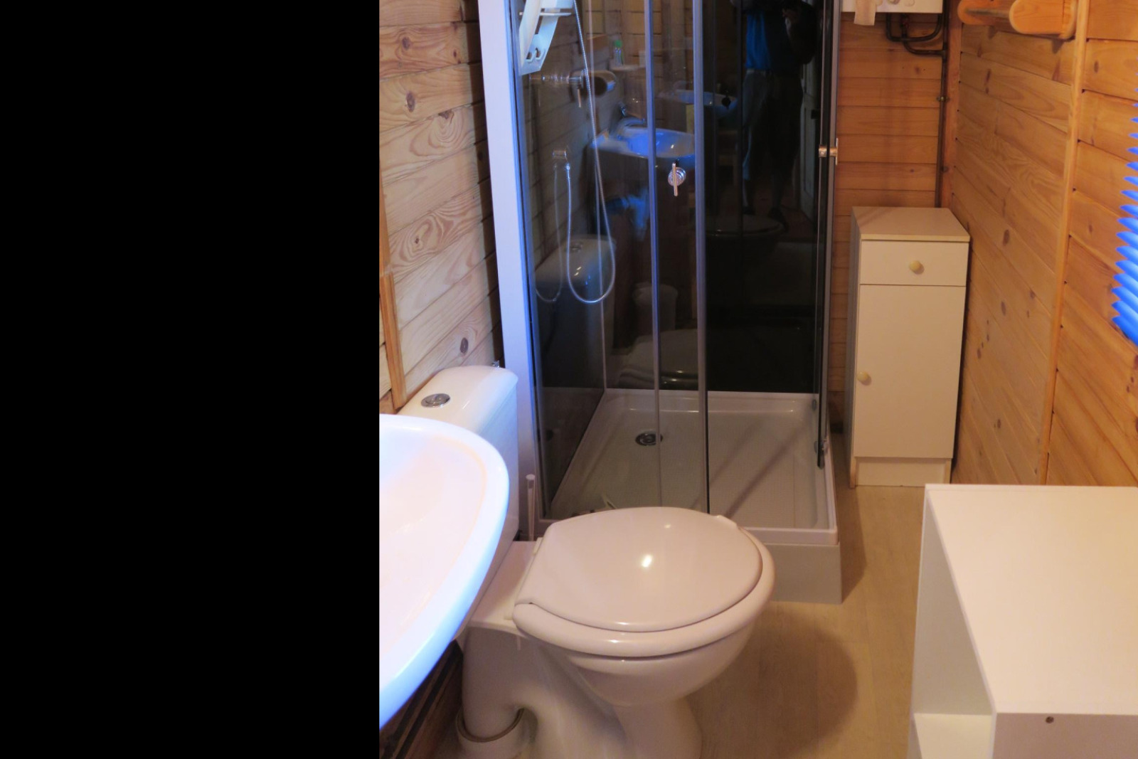 Moderne badkamer in houten chalet bij Ushuaïa Villages Le Parc de la Grève met douche en wc in Frankrijk.