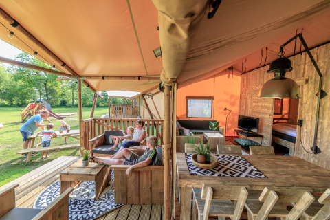 Tenda safari 'Vogelkers' al parco ricreativo Kaps nei Paesi Bassi con famiglia e area giochi all'aperto.