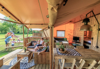 Tente safari « Vogelkers » au parc de loisirs Kaps aux Pays-Bas, intérieur chaleureux, famille et aire de jeux.