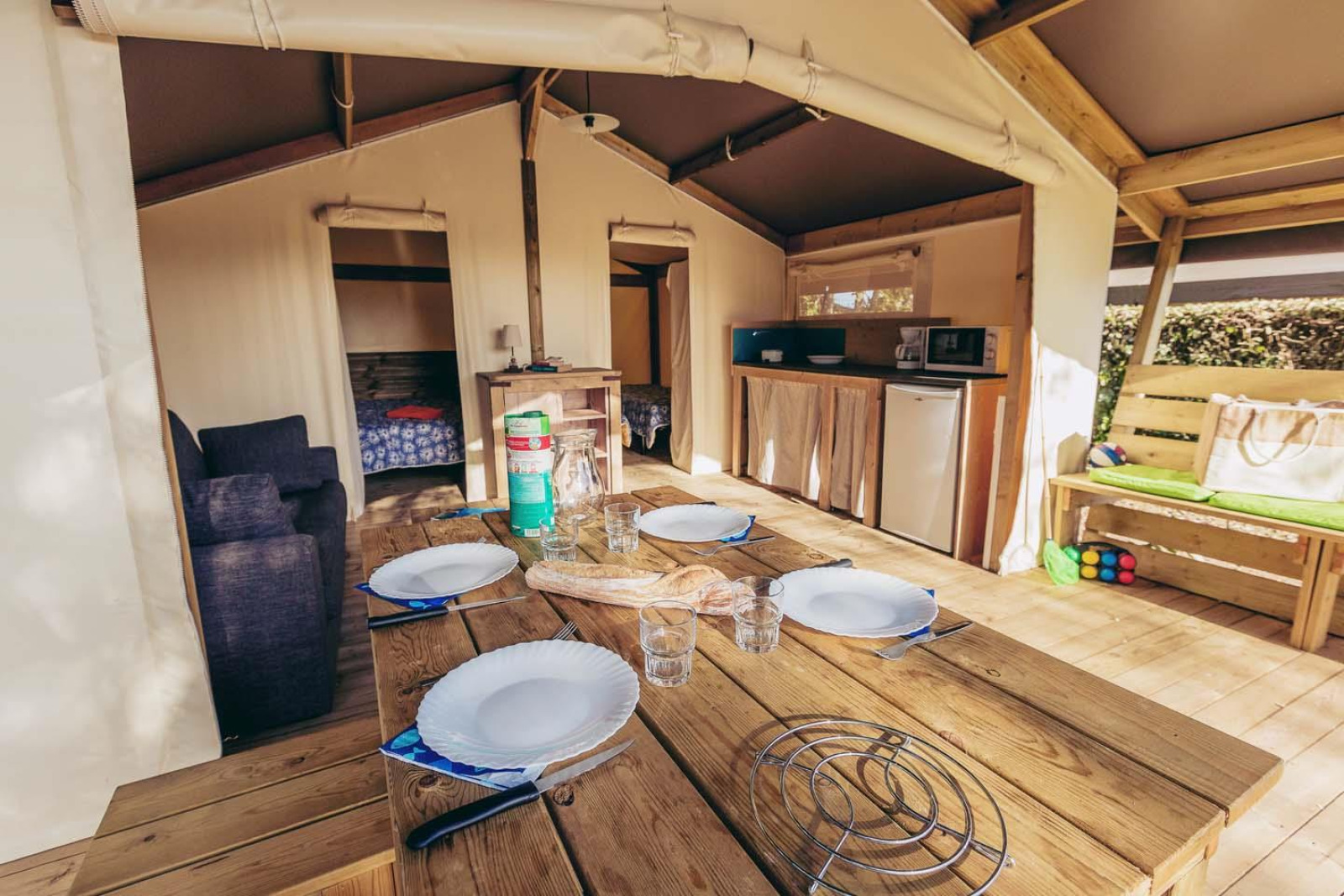 Binnenaanzicht van een safaritent Free Flower Standard bij Flower Camping La Pointe du Talud in Frankrijk.