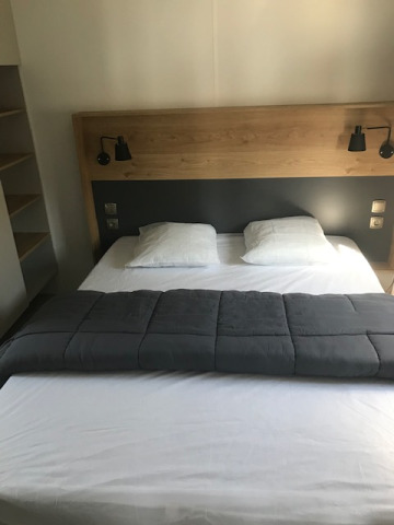 Schlafzimmer im Mobile Home «Premium LIVING» bei Flower Camping La Pointe du Talud in Frankreich.