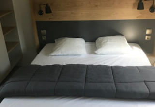 Chambre dans le mobile home «Premium LIVING» au Flower Camping La Pointe du Talud en France.