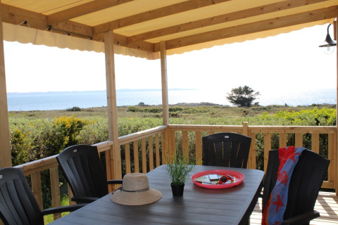 Covered terrace with sea view at Mobile home Premium HORIZON, Flower Camping La Pointe du Talud in France.