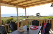 Terrasse couverte avec vue sur la mer au mobil-home Premium HORIZON du Flower Camping La Pointe du Talud, France.